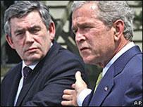 С выводом войск из Ирака Буш просит не торопиться