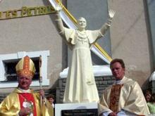 В Беларуси установили памятник Папе Римскому Бенедикту XVI