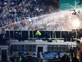 Полиция Сеула разогнала митинг противников американской говядины