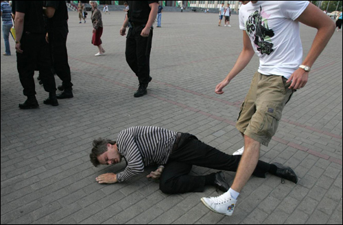 Беларусь, ОМОН избивает лидера оппозиции Анатолий Лебедько на акции протеста 14 июля 2008 года, фото на NewsBY.org