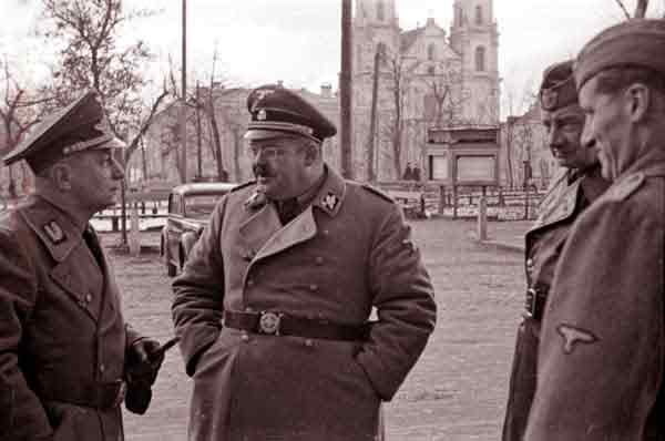 Генерального комиссар генерального округа Беларусь Вильгельма Кубе 1943 год Минск, В.Кубе слева, фото на NewsBY.org