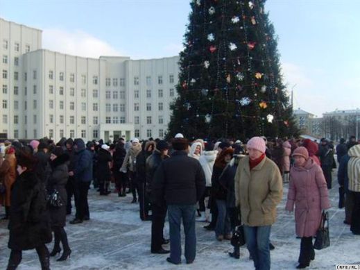 Площадь Ленина, Могилев, забастовка предпринимателей под елкой 3.01.2008 фото наnewsby.org