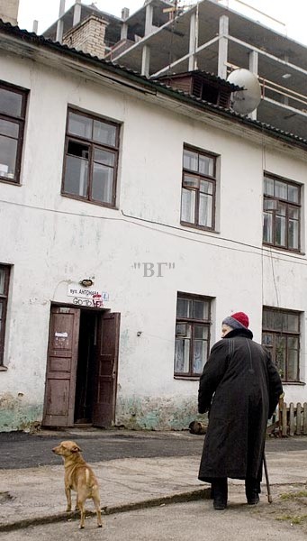 Гродно, дом который хотят снести. Сзади наступает новое элитное жильё, фото на newsby.org