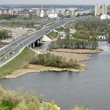 С реконструированного моста через Мухавец открывается великолепная панорама микрорайона «Восток». Фото Николая Чеберкуса.