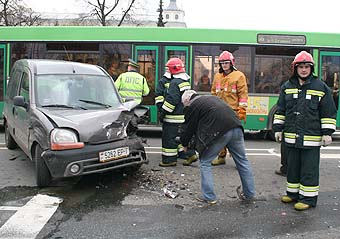 двигался автомобиль “Рено Лагуна”. По четвертой — “Рено Канго”. Иномарка “Рено Лагуна”