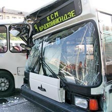 где удар принял на себя автобус. Его развернуло почти поперек проезжей части, в тыл впечатались мусоровоз и служебная «Газель», доведя количество участников ДТП до восьми…