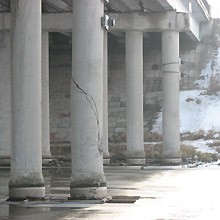 В месте удара опоры моста образовалась трещина высотой… 5 метров.