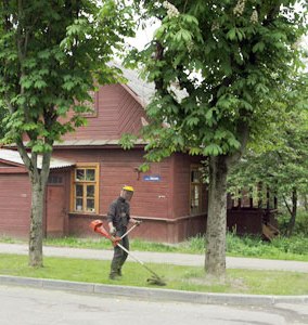 В Гродно по улице Мицкевича выставили на аукцион дом вместе с жителями.